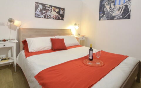 Villa Didymos: Möbel, Bett, Schlafzimmer, Bettrahmen, Bedding, Bettdecke, Kissen, Hotel, Bilderrahmen, Linens