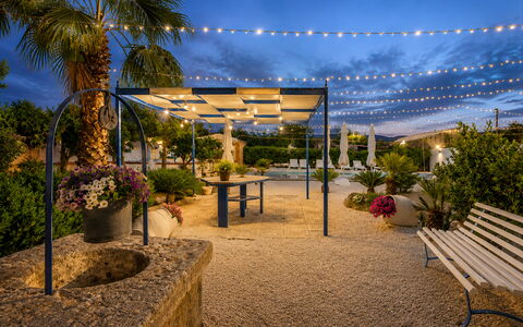 Villa Didymos: Garten, Blumentopf, Schatten, Landscaping, Hof, Gartenmöbel, Eco Hotel, Garten, Outdoor Struktur, Pergola