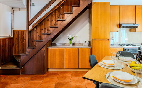 Casa Gloria: Küche, Flooring, Holz, Interior Design, Fussboden, Major Appliance, Countertop, Küchengerät, Orange, Zimmer