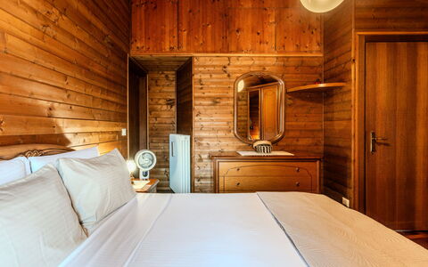 Casa Gloria: Holz, Interior Design, Decke, Flooring, Fussboden, Beleuchtung, Möbel, Schlafzimmer, Bett, Light Fixture