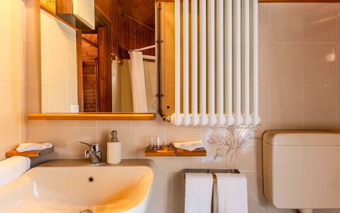 Casa Gloria: Holz, Interior Design, Flooring, Armatur, Fussboden, Zapfhahn, Sinken, Zimmer, Badezimmer, Installation