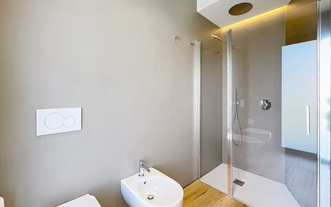 Aura: Badezimmer, Flooring, Armatur, Wand, Fussboden, Interior Design, Toilette, Decke, Installation, Sinken