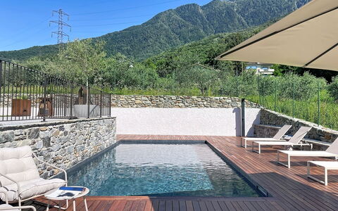 Aura: Bergforms, Schwimmbad, Berg, Hügel, Gebirge, Gartenmöbel, Grat, Resort, Deck, Eco Hotel
