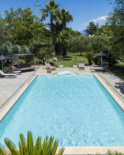 Villa El Perlè, Padenghe sul Garda: Schwimmbad, Wasser, Gartenmöbel, Resort, Sonnenliege, Regenschirm, Möbel, Thermae, Eco Hotel, Water Feature