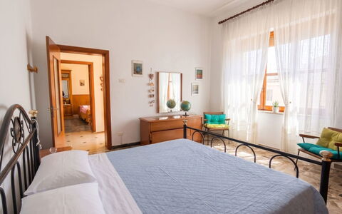 Vela Latina: Interior Design, Möbel, Holz, Flooring, Decke, Fussboden, Zimmer, Beleuchtung, Wohnung, Tabelle