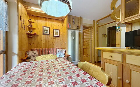 Anny: Gebirge, Balkon, Bergdorf