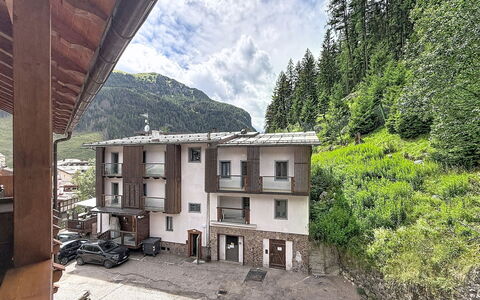 Anny: Gebirge, Balkon, Bergdorf