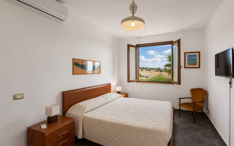 Villa Don Pino: Wohnung, Holzbeize, Hartholz, Bettrahmen, Hotel, Bilderrahmen, Bett, Schlafzimmer, Nachttisch, Suite