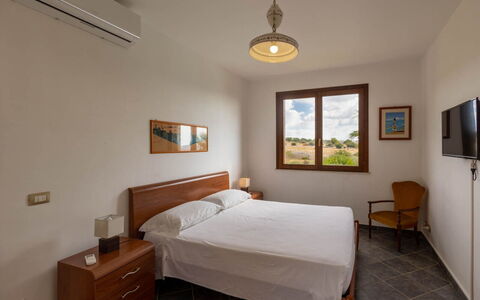 Villa Don Pino: Wand, Holz, Interior Design, Möbel, Bett, Fussboden, Zimmer, Decke, Bettrahmen, Schlafzimmer