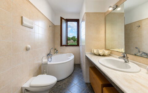 Villa Don Pino: Badezimmer, Bad Sink, Armatur, Flooring, Interior Design, Sinken, Fussboden, Zapfhahn, Decke, Installation