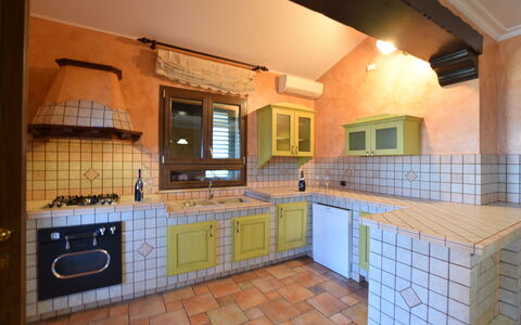 La Villa di Giusy: Küche, Interior Design, Flooring, Countertop, Holz, Fussboden, Decke, Möbel, Zimmer, Cabinetry