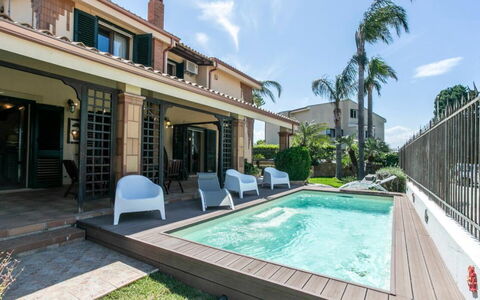 La Villa di Giusy: Schwimmbad, Resort, Wohngebiet, Zuhause, Eco Hotel, Schatten, Estate, Balkon, Freizeit, Hazienda