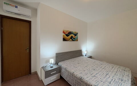 Casale Nardi: Bett, Möbel, Interior Design, Bedding, Fussboden, Schlafzimmer, Flooring, Bettdecke, Zimmer, Wand