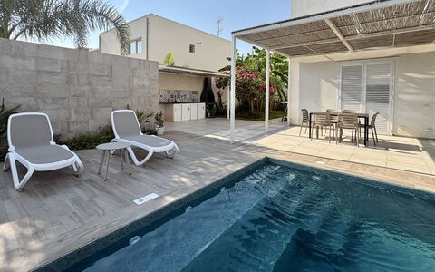 A Casa di Gio: Schwimmbad, Gartenmöbel, Möbel, Resort, Verbundwerkstoff, Schatten, Sonnenliege, Stuhl, Beton, Fliese