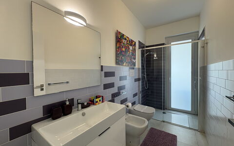 A Casa di Gio: Flooring, Armatur, Fussboden, Interior Design, Badezimmer, Installation, Fliese, Sinken, Bad Sink, Zapfhahn