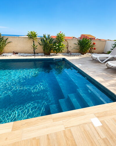 A Casa di Gio: Blau, Schwimmbad, Flooring, Fussboden, Verbundwerkstoff, Resort, Gartenmöbel, Freizeit, Water Feature, Schatten