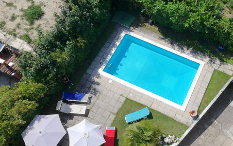 Villa Eva: Schwimmbad, Resort, Gartenmöbel, Thermae, Freizeit, Eco Hotel, Schatten, Hazienda, Regenschirm, Stuhl