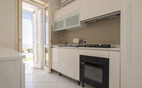 Villa Eva: Küche, Major Appliance, Küchengerät, Interior Design, Flooring, Countertop, Cabinetry, Fussboden, Möbel, Zuhause