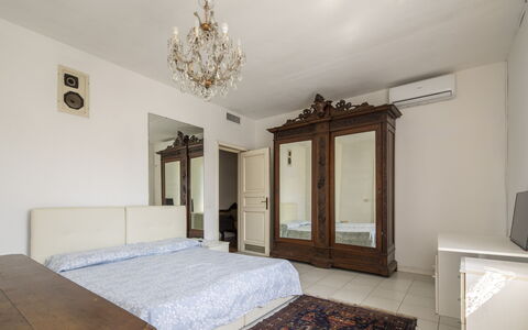 Villa Eva: Bett, Möbel, Schlafzimmer, Interior Design, Fussboden, Flooring, Bettdecke, Holz, Bedding, Zimmer