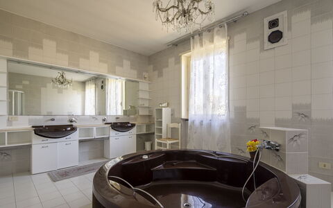 Villa Eva: Flooring, Fussboden, Armatur, Interior Design, Badewanne, Installation, Decke, Beleuchtung, Badezimmer, Zimmer