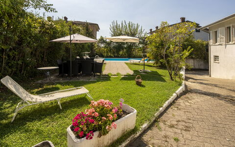 Villa Eva: Haus, Wohngebiet, Schwimmbad, Gartenmöbel, Garten, Landscaping, Resort, Rasen, Garten