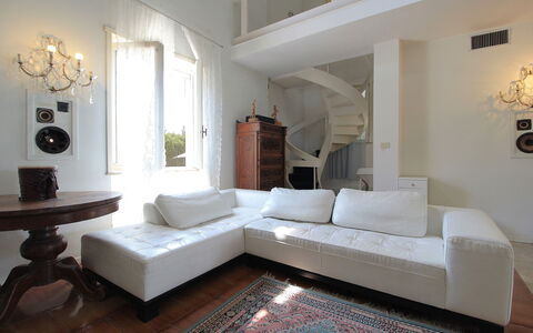 Villa Eva: Möbel, Interior Design, Flooring, Couch, Fussboden, Wand, Holz, Wohnzimmer, Holzboden, Zimmer