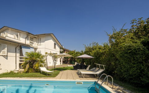 Villa Eva: Schwimmbad, Wohngebiet, Haus, Zuhause, Resort, Estate, Villa, Landscaping, Gartenmöbel, Garten