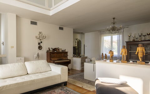 Villa Eva: Möbel, Interior Design, Flooring, Wand, Fussboden, Holz, Decke, Zimmer, Wohnzimmer, Beleuchtung