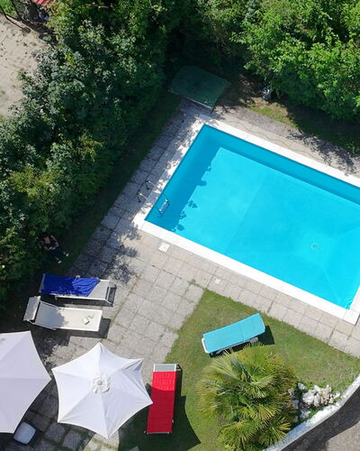 Villa Eva: Schwimmbad, Resort, Gartenmöbel, Thermae, Freizeit, Eco Hotel, Schatten, Hazienda, Regenschirm, Stuhl