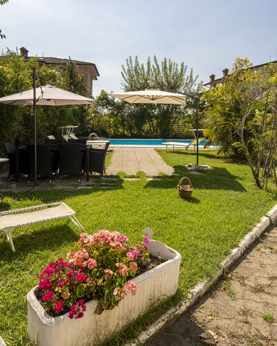 Villa Eva: Haus, Wohngebiet, Schwimmbad, Gartenmöbel, Garten, Landscaping, Resort, Rasen, Garten