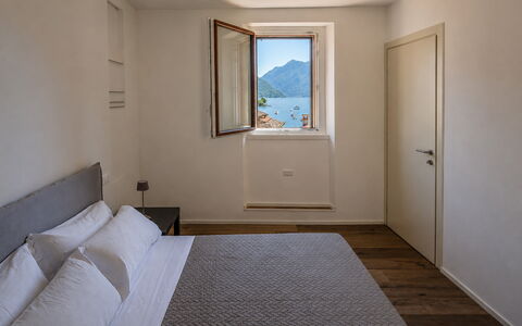 Next Comacina, Lago di Como with Garage: Wand, Flooring, Interior Design, Schlafzimmer, Holz, Fussboden, Möbel, Bett, Zimmer, Bettdecke
