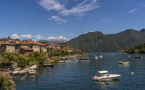 Next Comacina, Lago di Como with Garage: Wasser, Gewässer, Bergforms, Boot, Berg, Watercraft, Hügel, Gebirge, Küsten Und Ozeanische Forms, Hochland