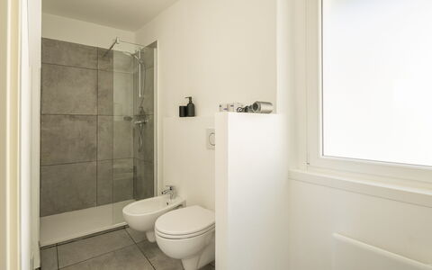 Next Comacina, Lago di Como with Garage: Badezimmer, Flooring, Wand, Armatur, Fussboden, Toilette, Toilleten Sitz, Interior Design, Installation, Bad Sink