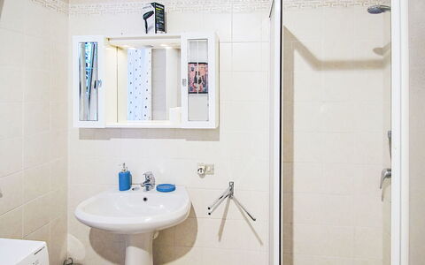 Boscolago: Armatur, Badezimmer, Bad Sink, Flooring, Sinken, Fussboden, Installation, Interior Design, Spiegel, Zapfhahn