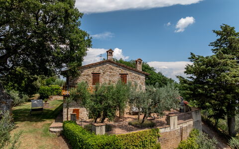 Villa Daluma, Private Pool in Todi: Strauch, Haus, Ländliches Gebiet, Estate, Hütte, Garten, Bauernhaus, Landscaping, Historisches Haus, Villa