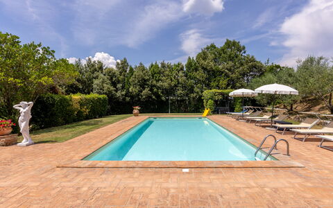 Villa Daluma, Private Pool in Todi: Schwimmbad, Schatten, Resort, Garten, Hazienda, Estate, Landscaping, Eco Hotel, Gartenmöbel, Villa