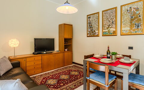 Villa Giulia: Interior Design, Flooring, Möbel, Fussboden, Holz, Decke, Zimmer, Bilderrahmen, Wohnung, Wohnzimmer