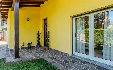 Villa Giulia: Wand, Gelb, Flooring, Die Architektur, Fussboden, Zuhause, Verbundwerkstoff, Tür, Schatten, Garten