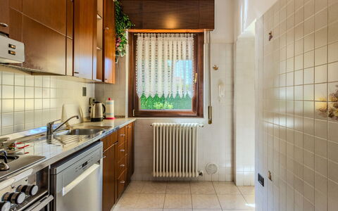 Villa Giulia: Küche, Holz, Flooring, Küchengerät, Countertop, Major Appliance, Interior Design, Fussboden, Cabinetry, Spüle