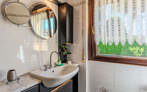 Villa Giulia: Armatur, Interior Design, Sinken, Zapfhahn, Bad Sink, Badezimmer, Installation, Beleuchtung, Spiegel, Flooring