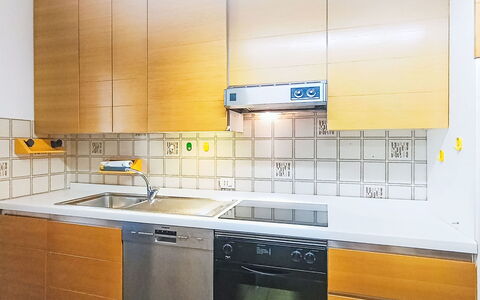 Locanda dei Nonni: Küche, Küchengerät, Countertop, Major Appliance, Flooring, Cabinetry, Holz, Gelb, Spüle, Interior Design
