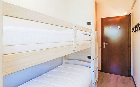 Locanda dei Nonni: Holz, Bett, Fussboden, Flooring, Schlafzimmer, Interior Design, Bettrahmen, Holzboden, Bettdecke, Bedding