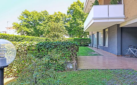 Locanda dei Nonni: Wohngebiet, Strauch, Wohnung, Hecke, Garten, Eigentumswohnung, Estate, Landscaping, Schatten, Rasen