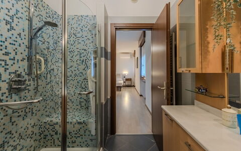 Locanda dei Nonni: Flooring, Interior Design, Fussboden, Decke, Armatur, Beleuchtung, Light Fixture, Badezimmer, Installation, Countertop