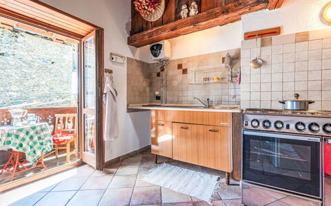 Les Combes 6: Holz, Zuhause, Tür, Hütte, Küche, Holzbeize, Hartholz, Countertop, Blockhaus, Fliese
