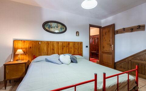 Les Combes 6: Möbel, Bett, Schlafzimmer, Interior Design, Bettdecke, Holz, Bedding, Zimmer, Decke, Flooring