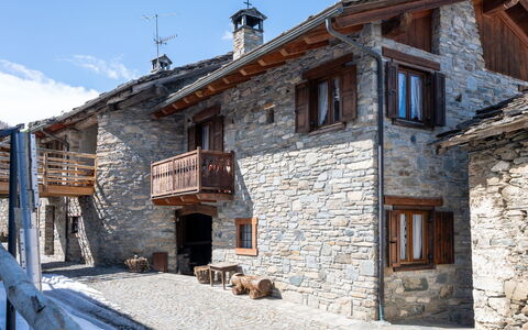 Les Combes 6: Haus, Dach, Tür, Hütte, Zuhause, Menschliche Siedlung, Steinwand, Dorf, Bergdorf