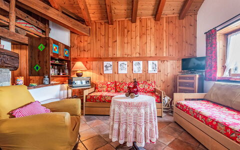 Les Combes 6: Zuhause, Hütte, Blockhaus, Holzbeize, Hartholz, Zimmerpflanze, Bauernhaus, Wohnzimmer, Resort, Hotel