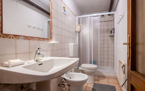 Les Combes 6: Flooring, Interior Design, Fussboden, Möbel, Zimmer, Armatur, Decke, Sinken, Badezimmer, Wohnung