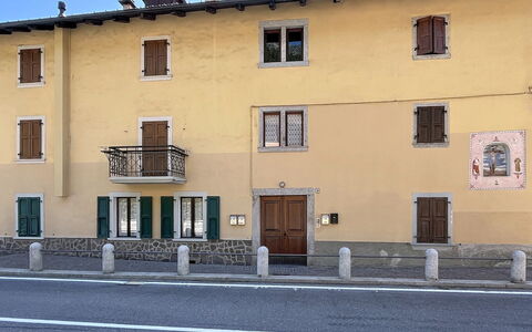 Ca' Alma Dolomia: Wand, Fenster, Gebäude, Tür, Fassade, Menschliche Siedlung, Wohnung, Schiebefenster, Farbe, Gips